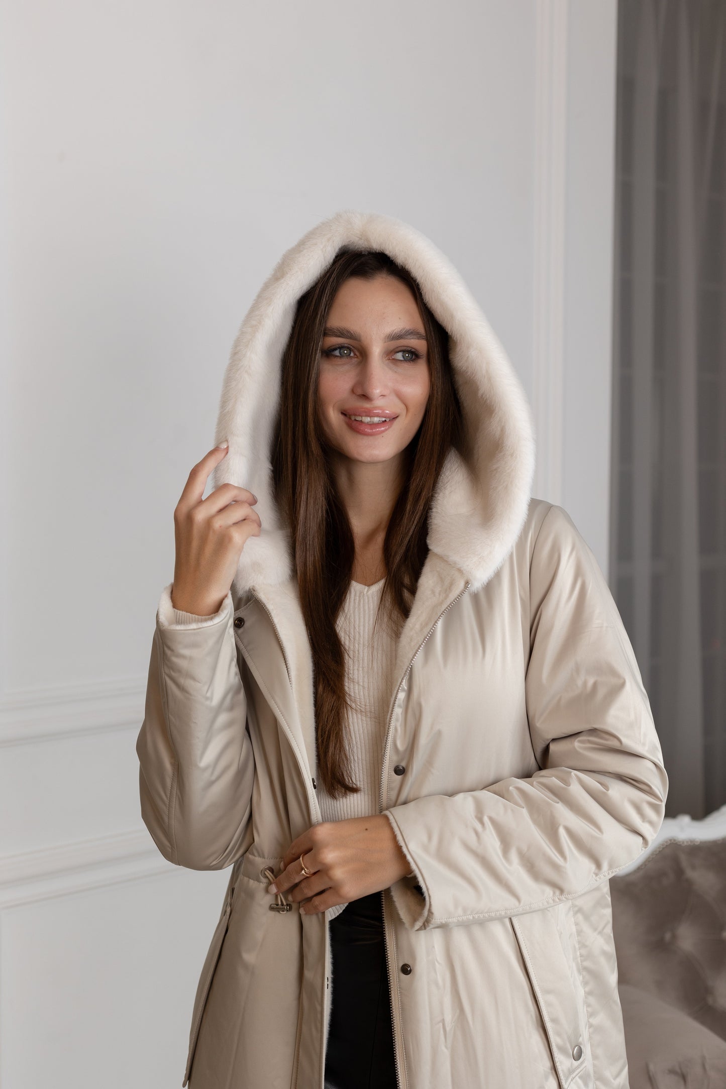 ⇆ Abrigo reversible con capucha de satén y símil alpaca