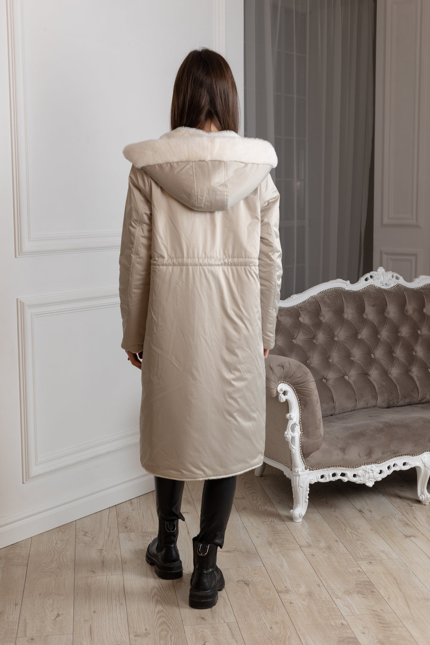 ⇆ Abrigo reversible con capucha de satén y símil alpaca