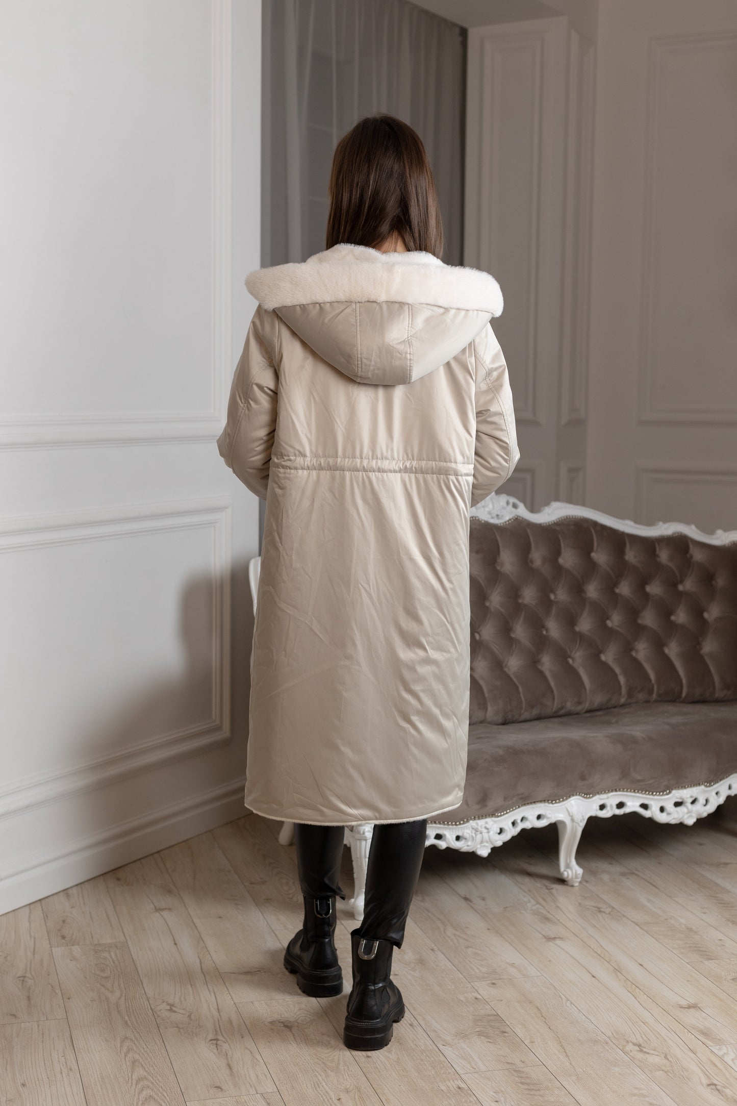 ⇆ Abrigo reversible con capucha de satén y símil alpaca