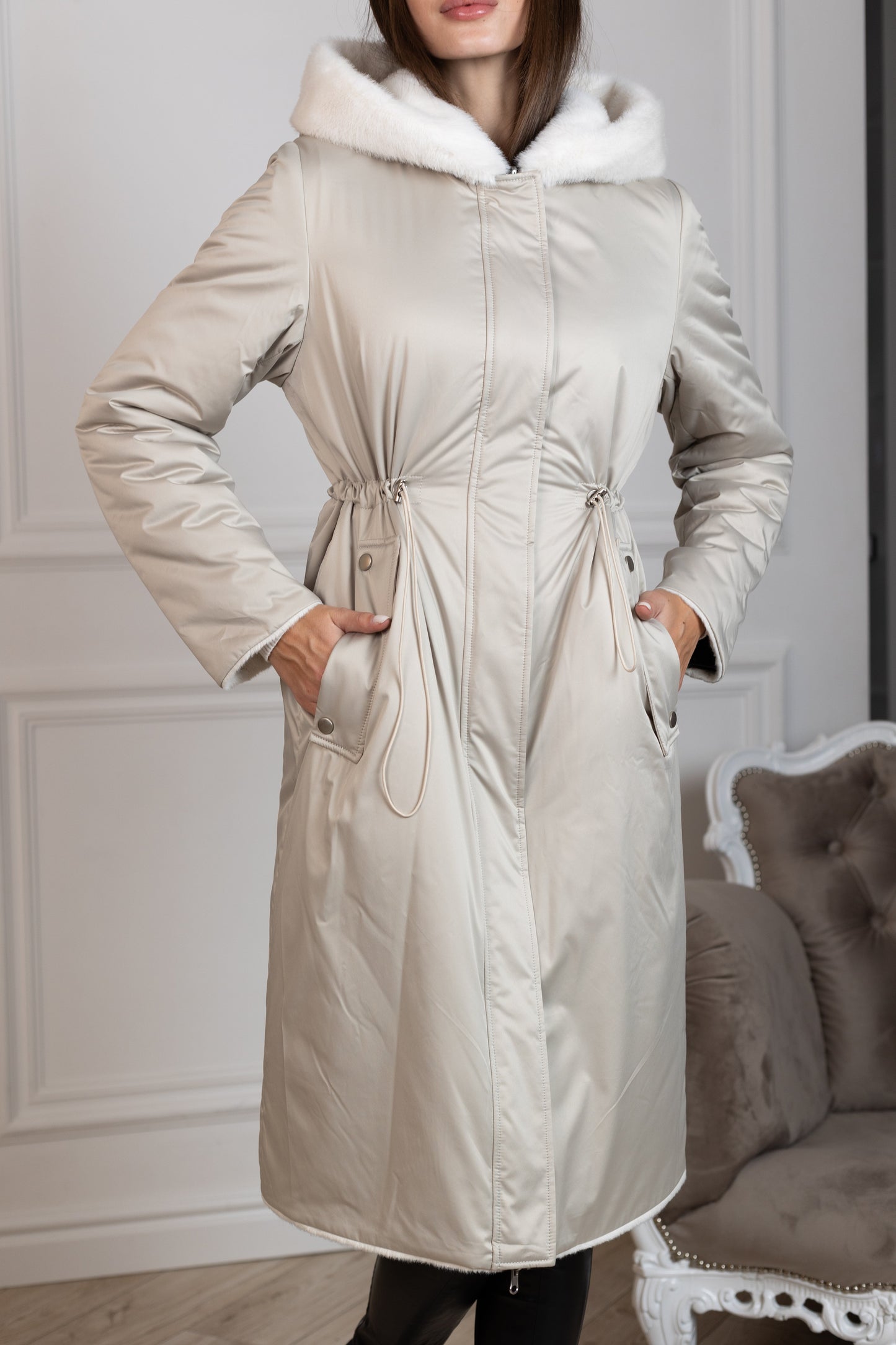 ⇆ Abrigo reversible con capucha de satén y símil alpaca