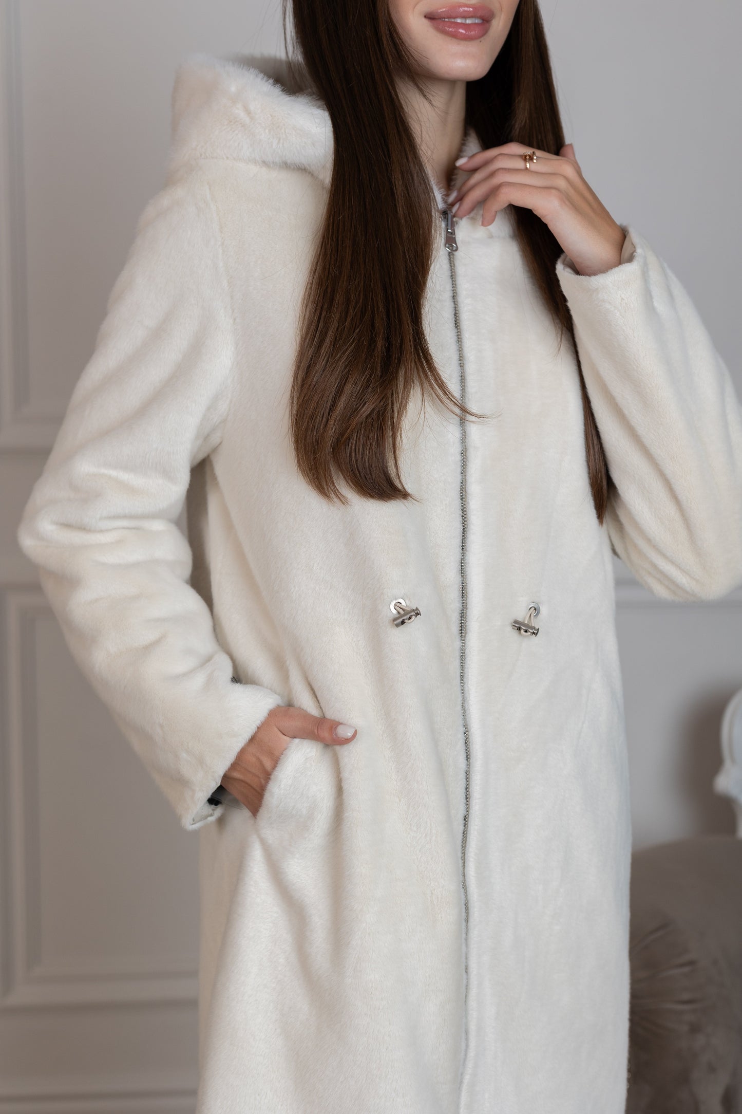 ⇆ Abrigo reversible con capucha de satén y símil alpaca