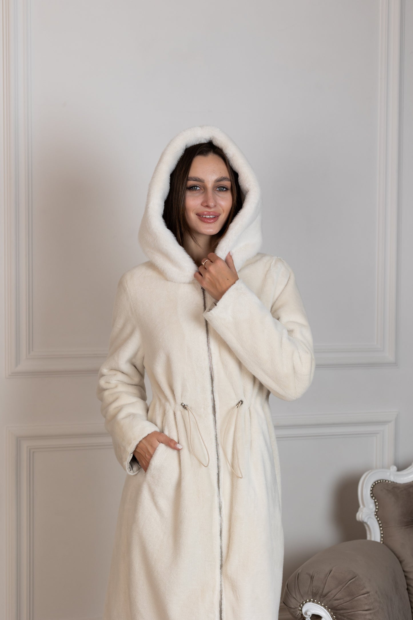 ⇆ Abrigo reversible con capucha de satén y símil alpaca