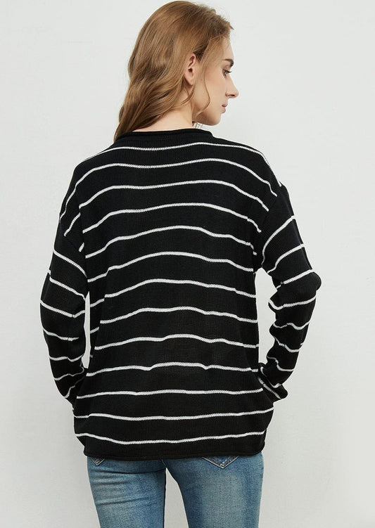 Suéter de rayas minimalista con cuello redondo