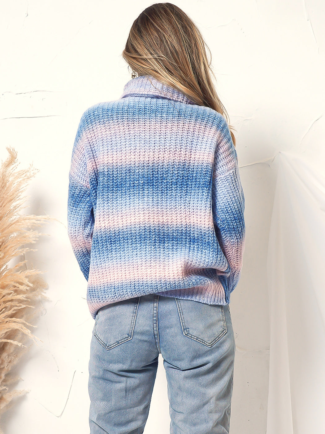Suéter de punto con cuello vuelto y diseño tie-dye