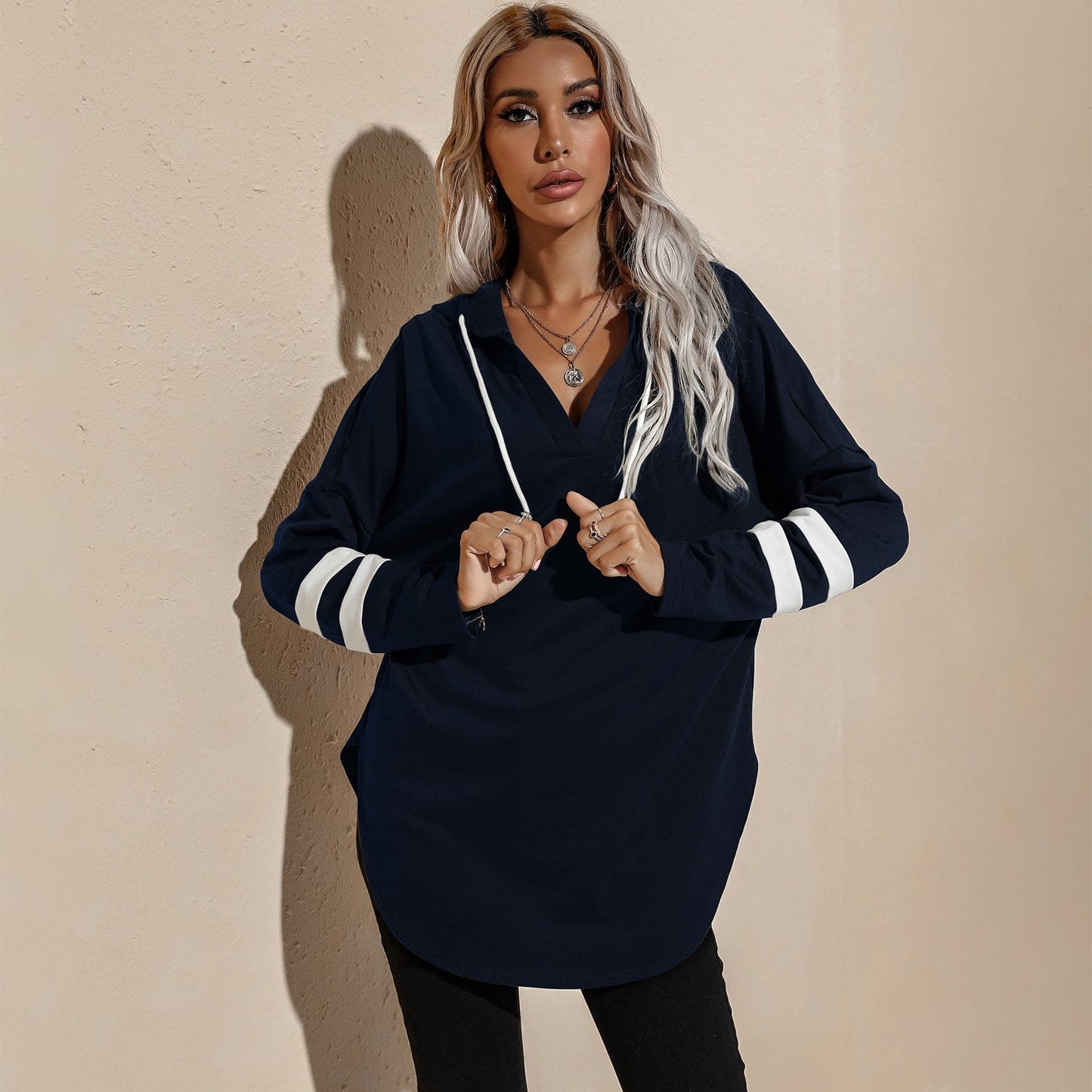 Sudadera con capucha deportiva y escote en V