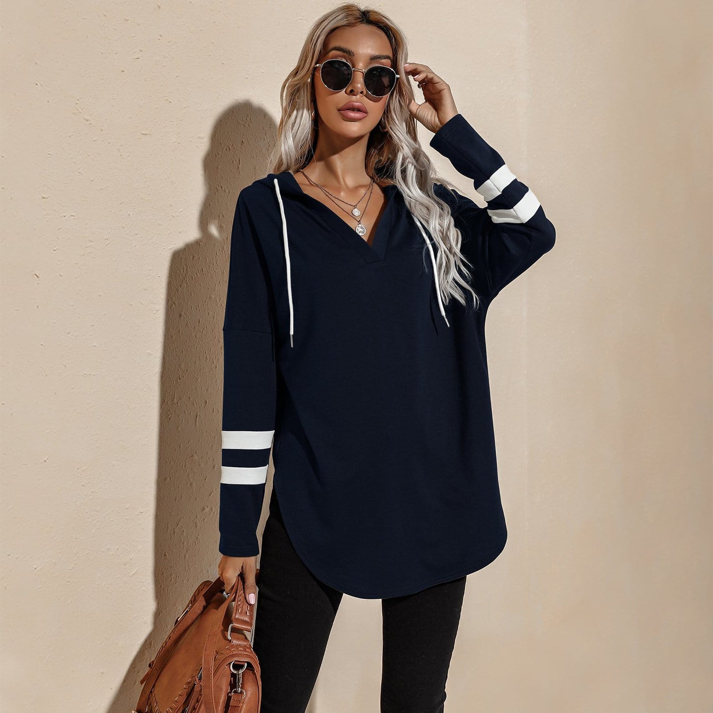 Sudadera con capucha deportiva y escote en V