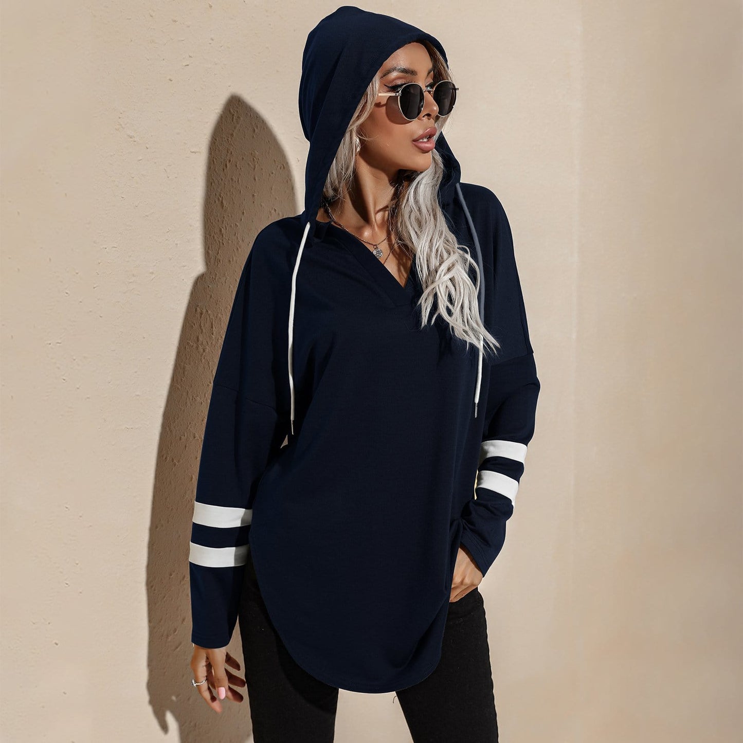 Sudadera con capucha deportiva y escote en V