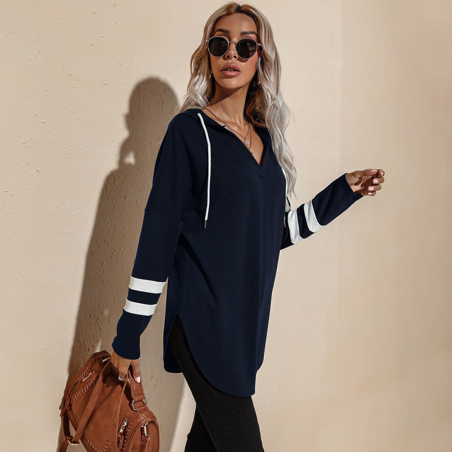 Sudadera con capucha deportiva y escote en V
