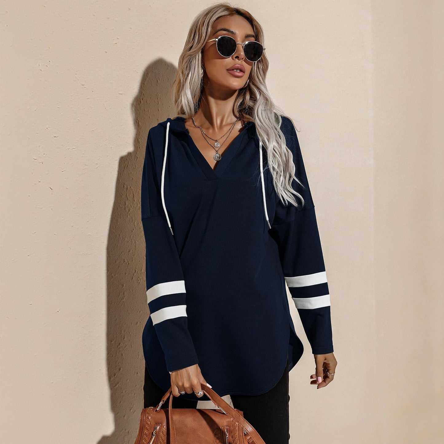 Sudadera con capucha deportiva y escote en V