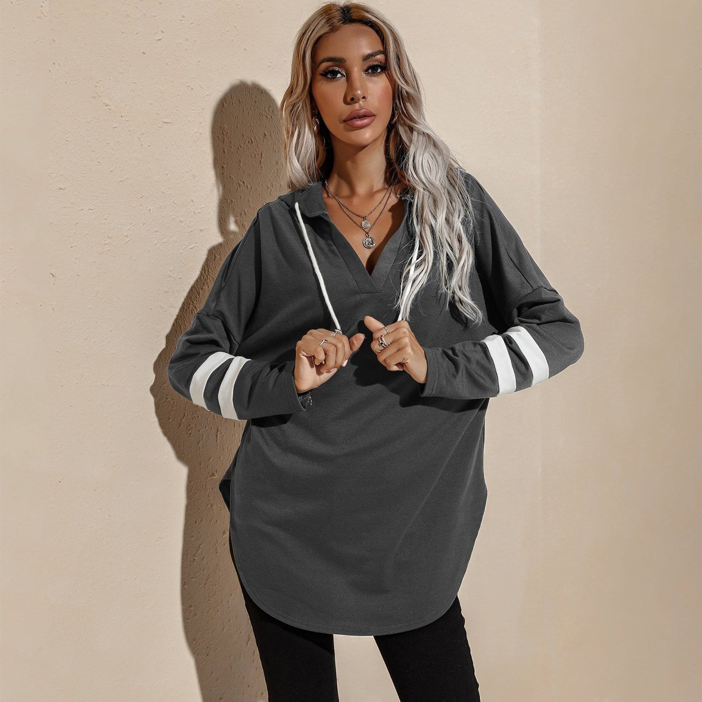 Sudadera con capucha deportiva y escote en V