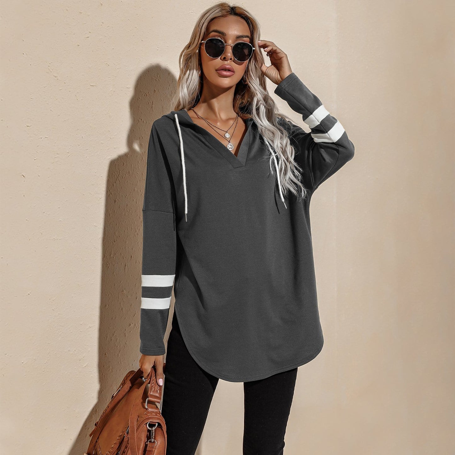 Sudadera con capucha deportiva y escote en V
