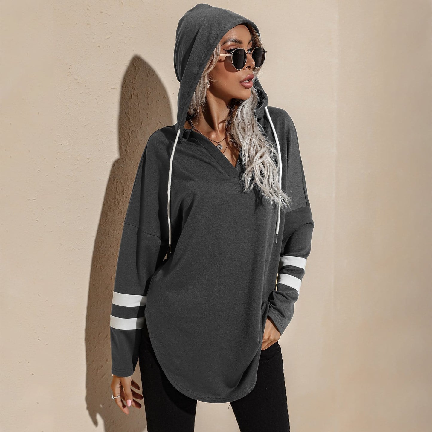 Sudadera con capucha deportiva y escote en V