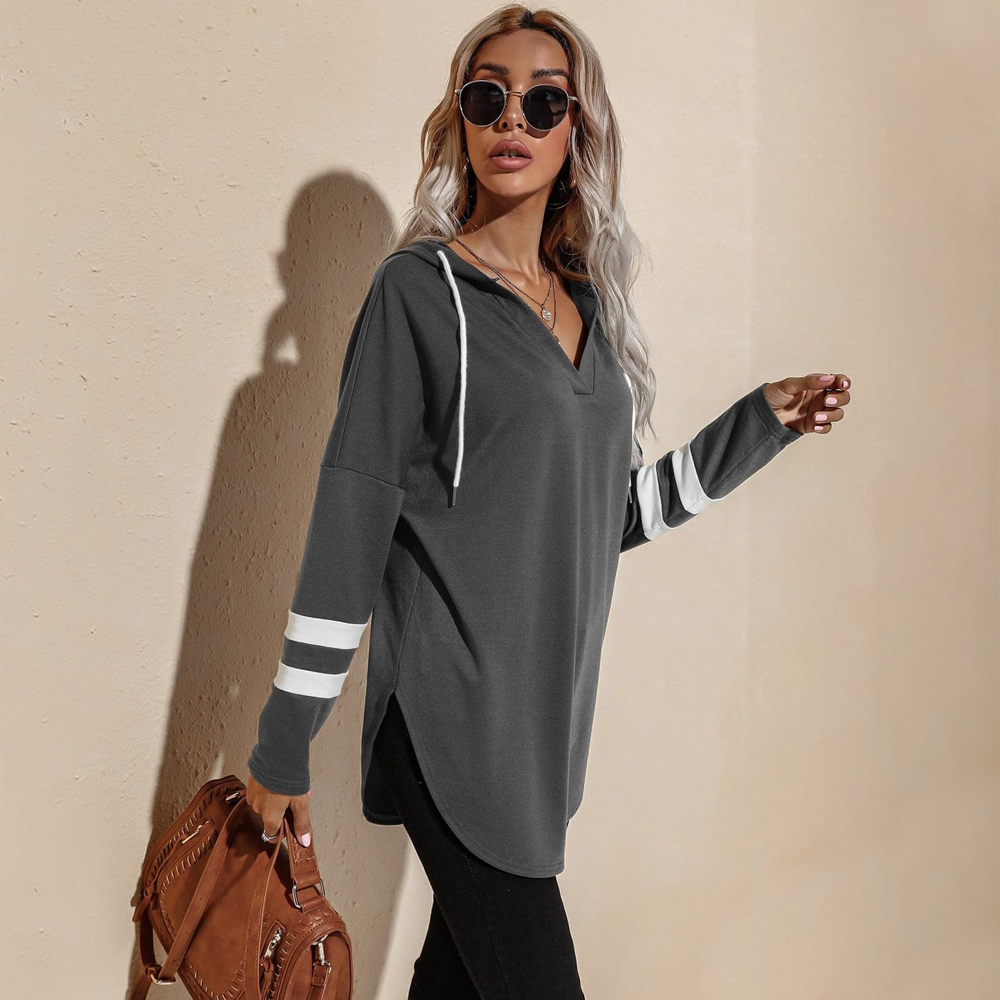 Sudadera con capucha deportiva y escote en V