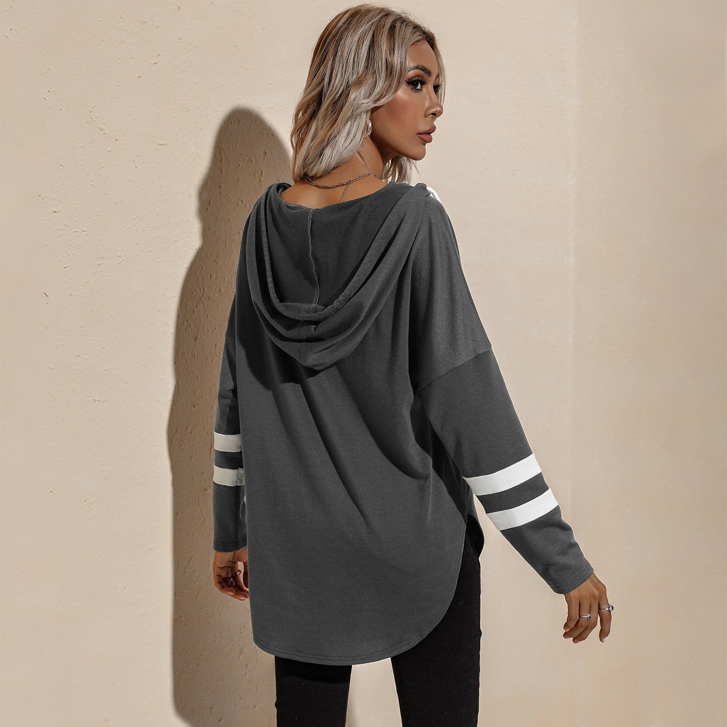 Sudadera con capucha deportiva y escote en V
