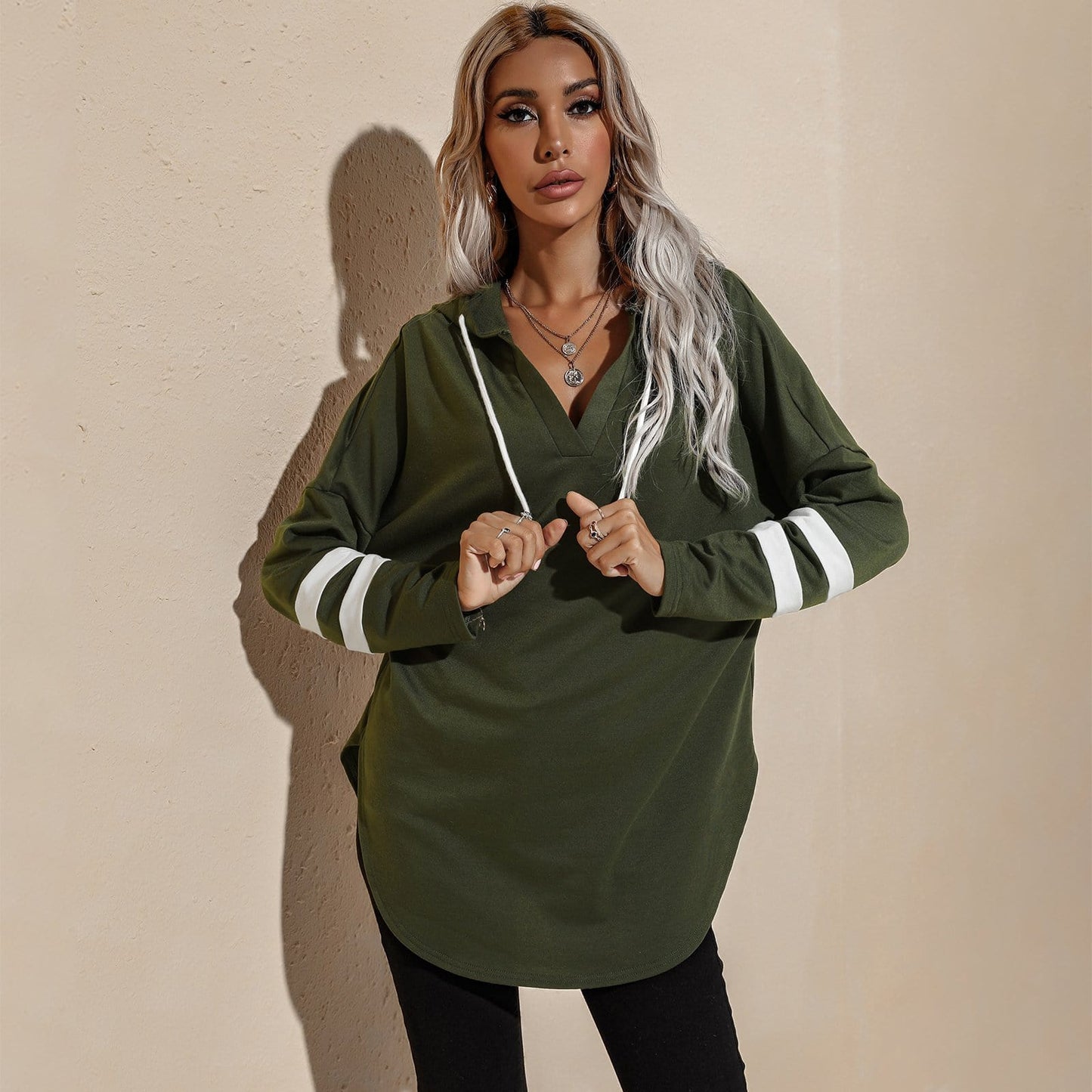 Sudadera con capucha deportiva y escote en V