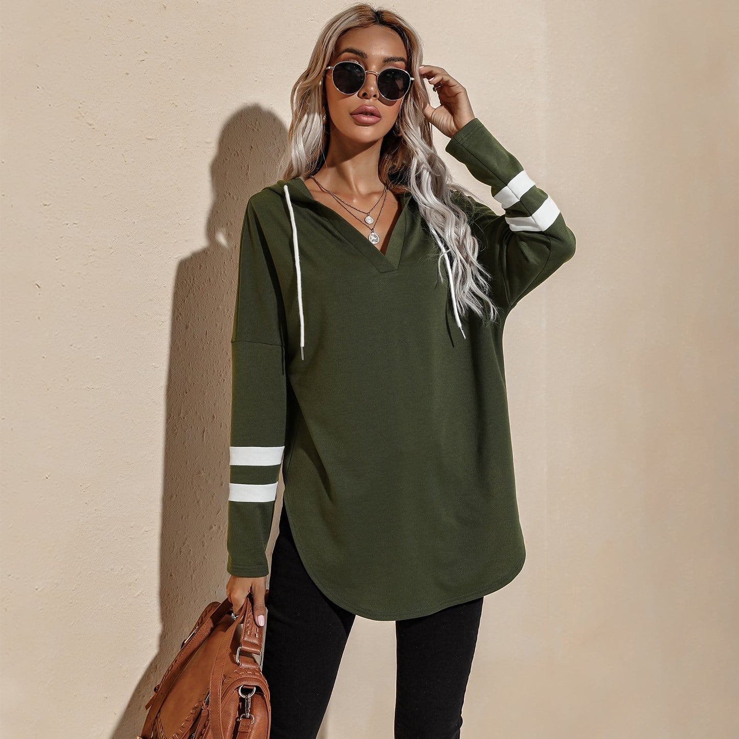 Sudadera con capucha deportiva y escote en V