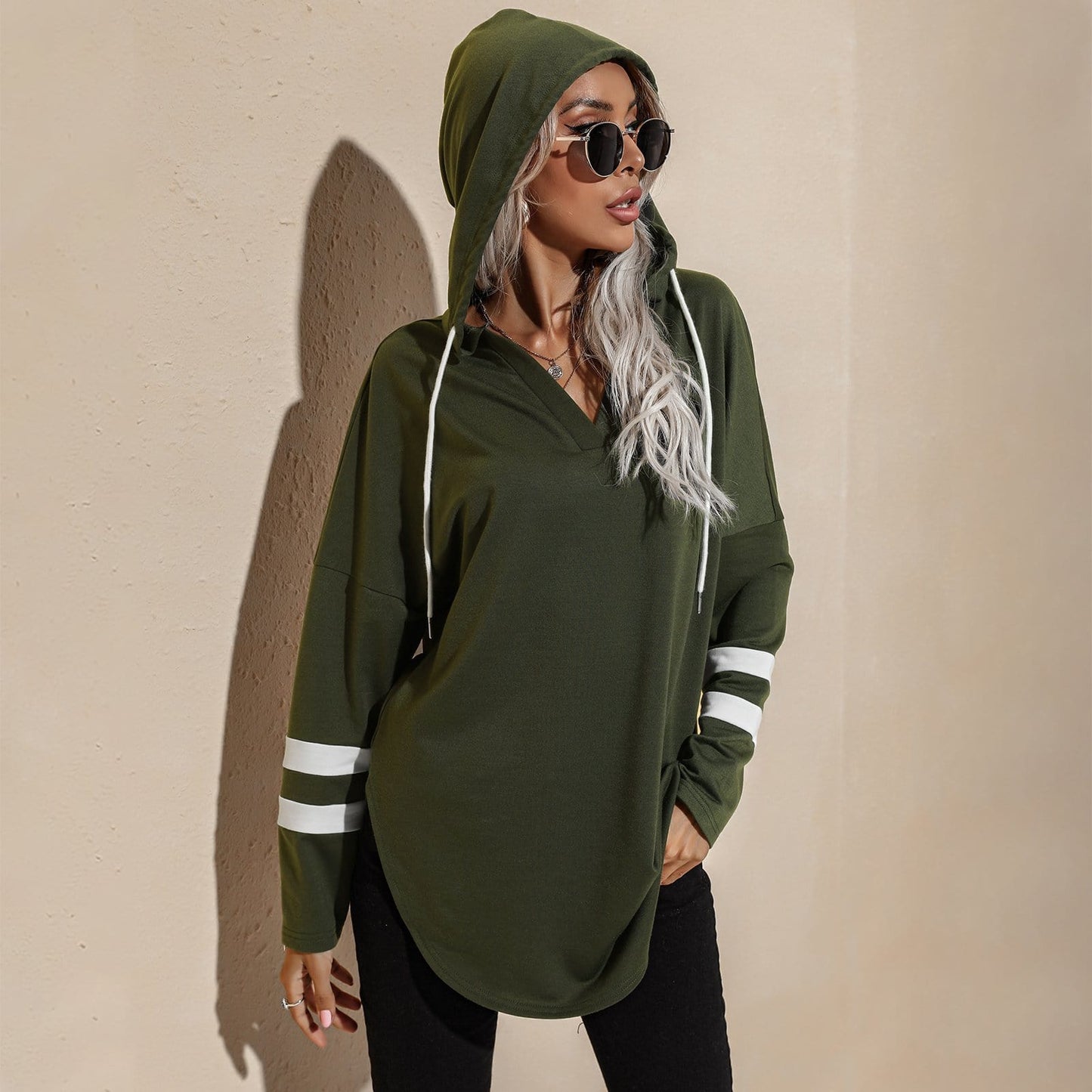Sudadera con capucha deportiva y escote en V