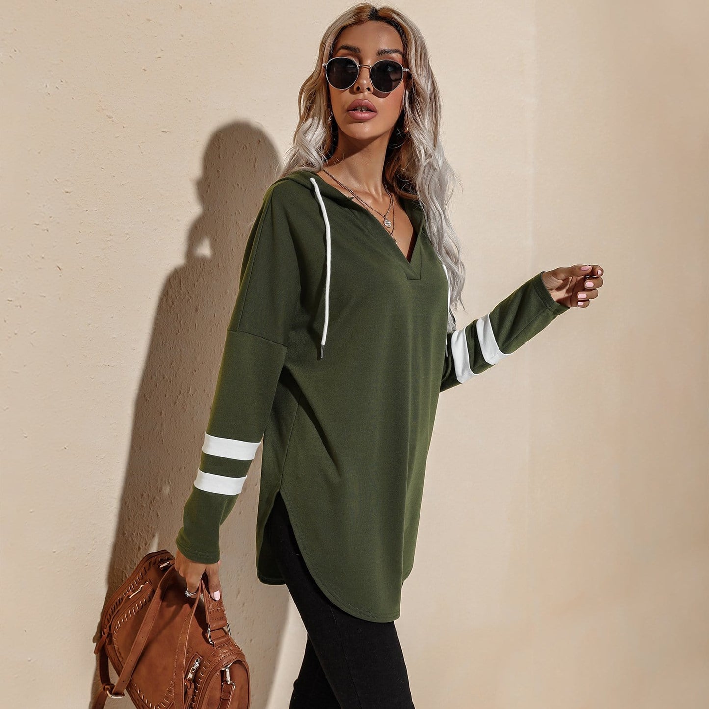 Sudadera con capucha deportiva y escote en V