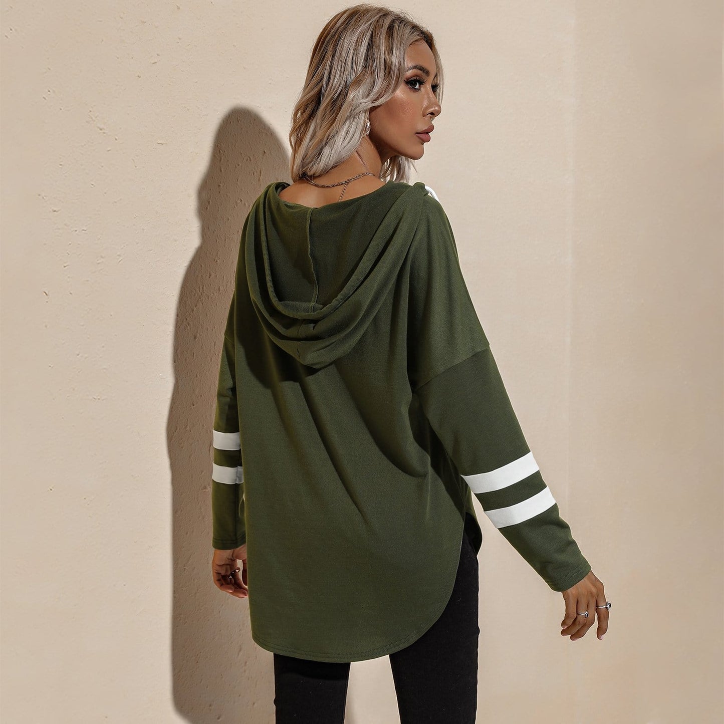 Sudadera con capucha deportiva y escote en V