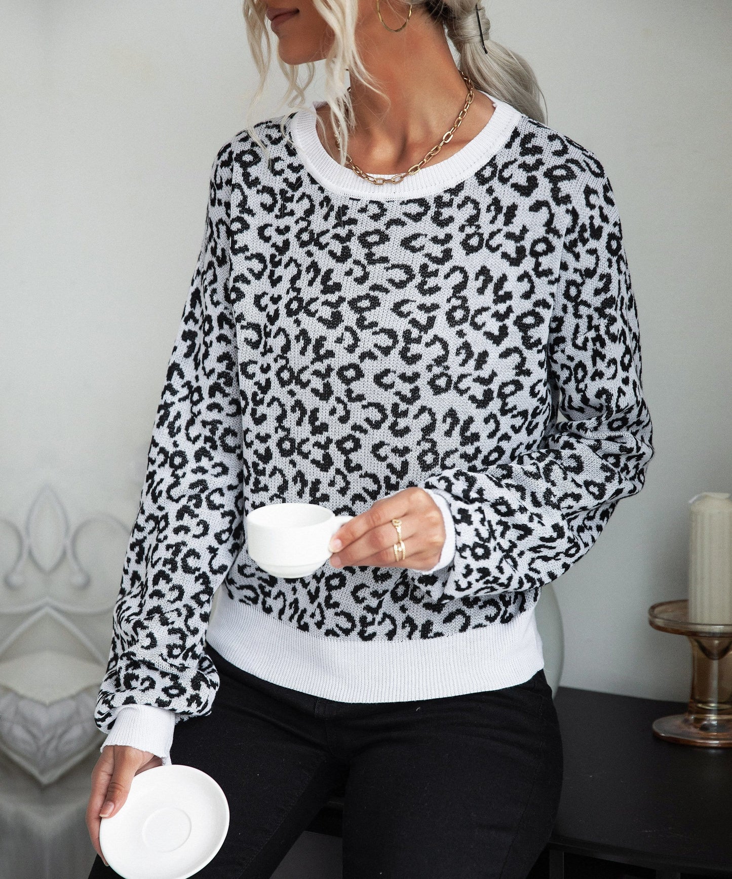 Suéter con estampado de leopardo y ribete en contraste