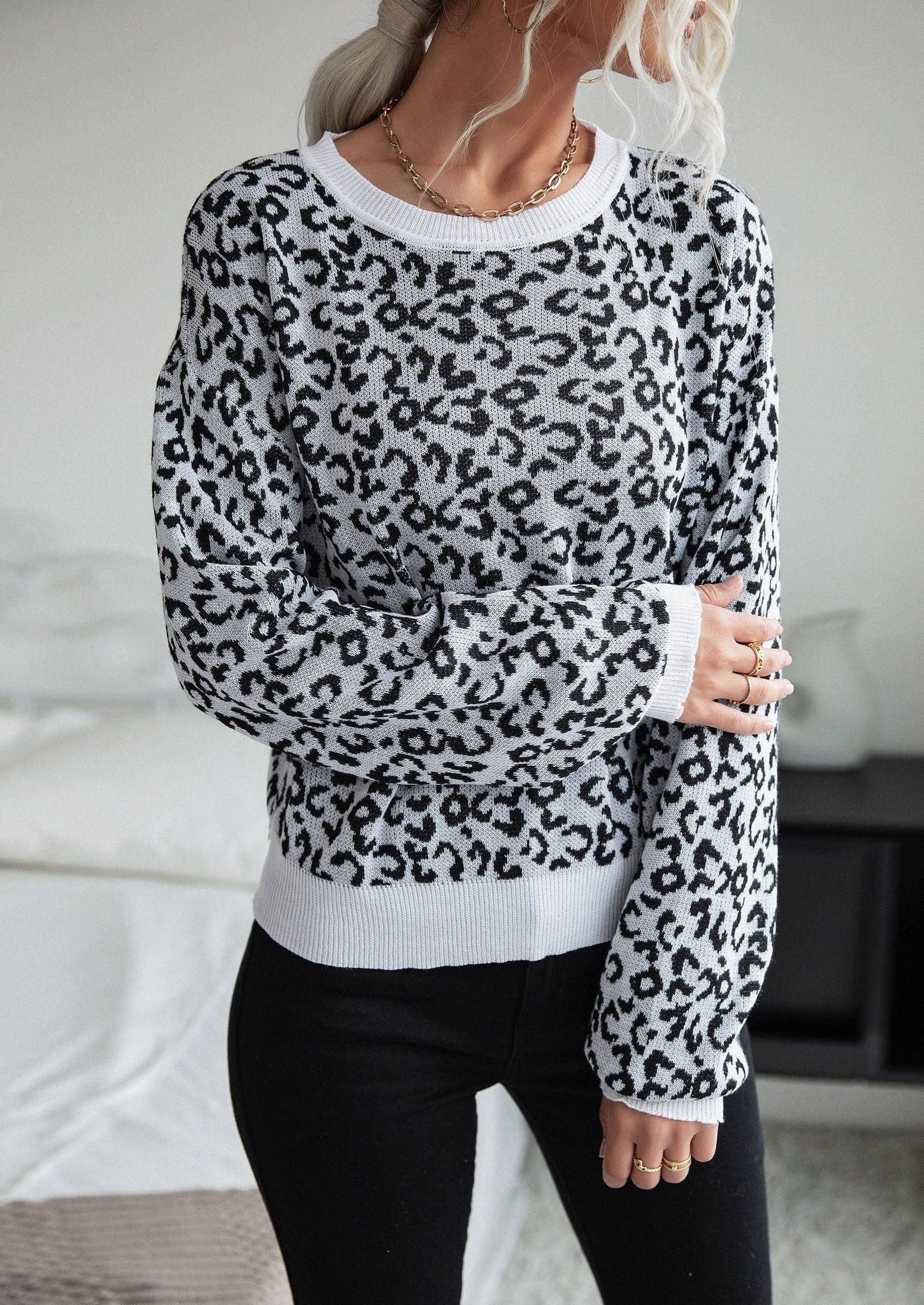 Suéter con estampado de leopardo y ribete en contraste
