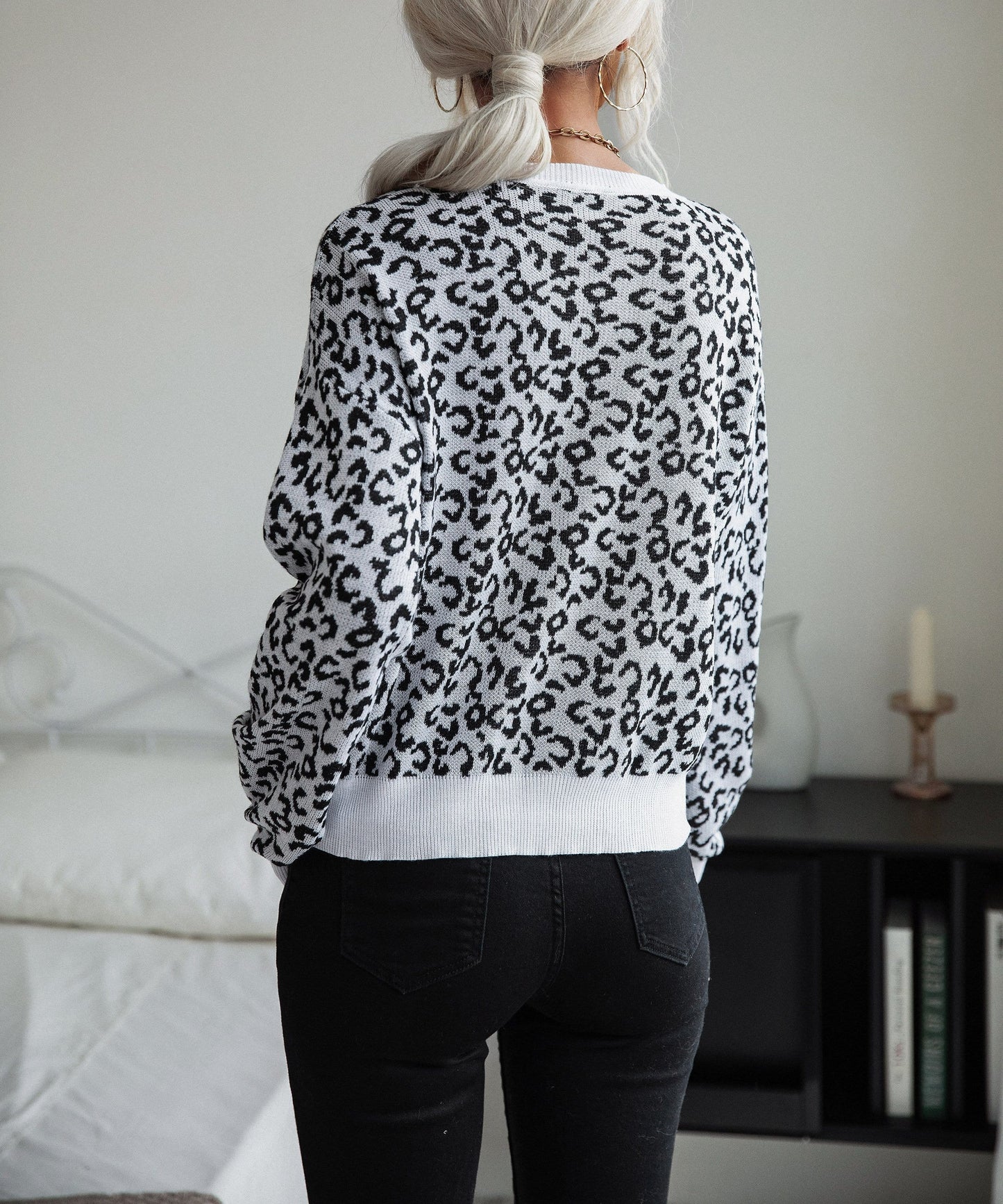 Suéter con estampado de leopardo y ribete en contraste