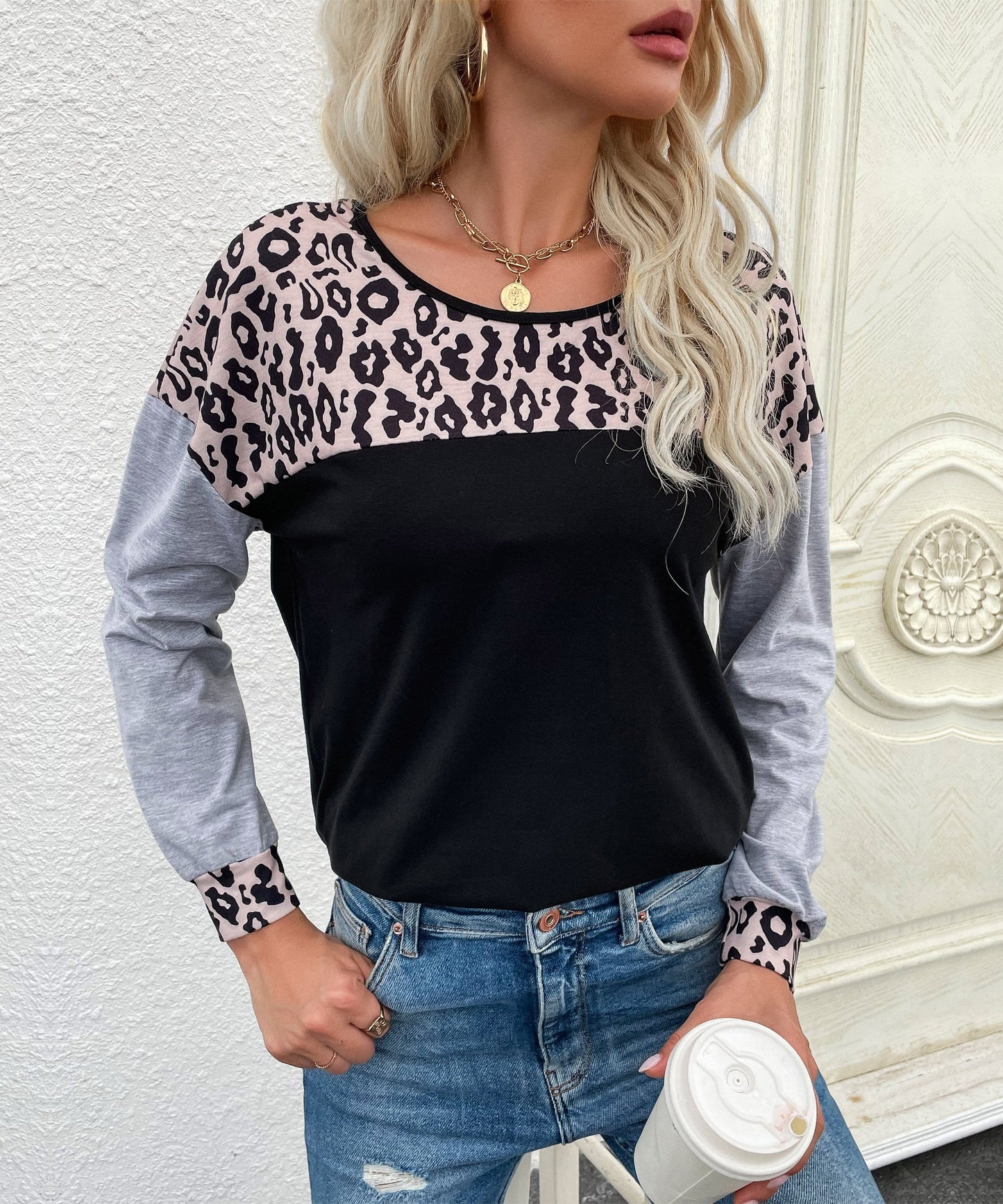 Suéter ligero con bloques de color y estampado de leopardo