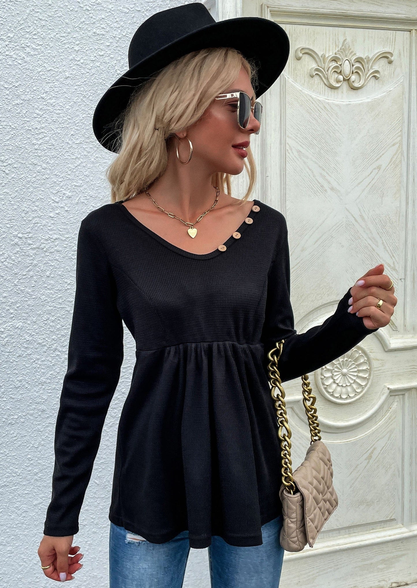Suéter con bajo peplum y botones en el cuello