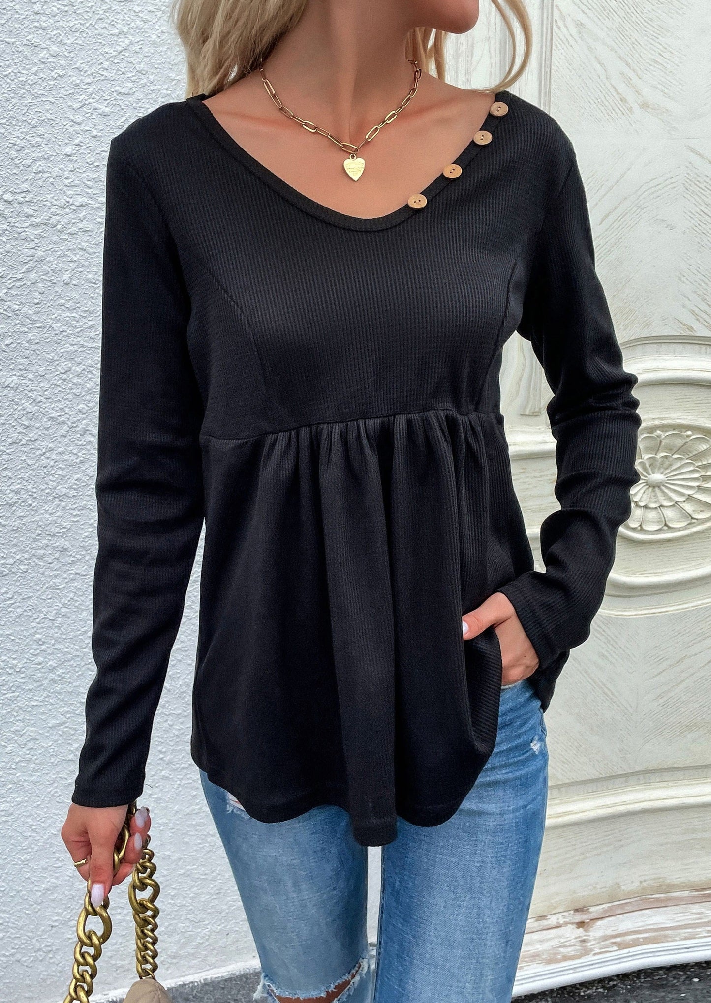 Suéter con bajo peplum y botones en el cuello