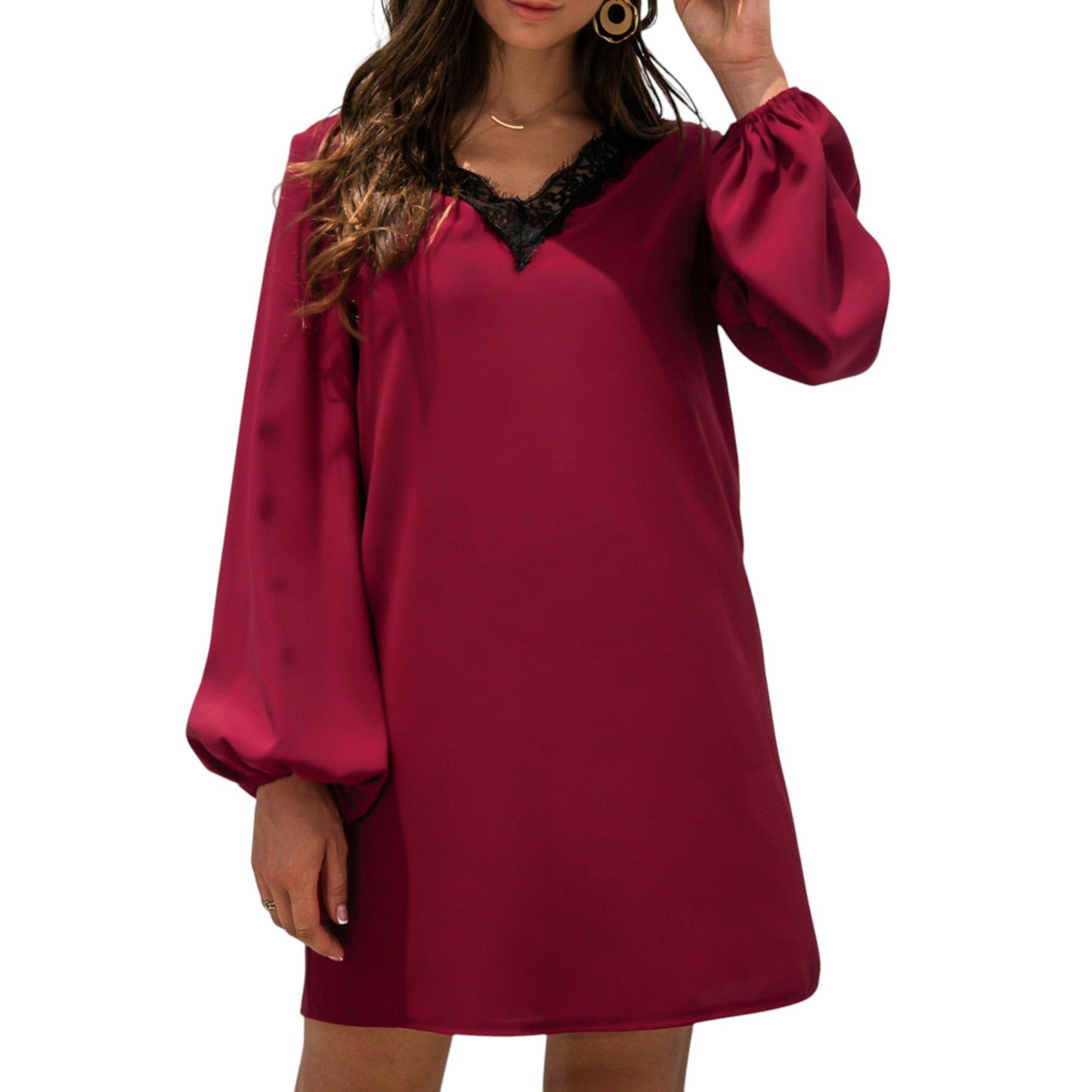 Minivestido de manga larga con cuello de pico y detalles de encaje