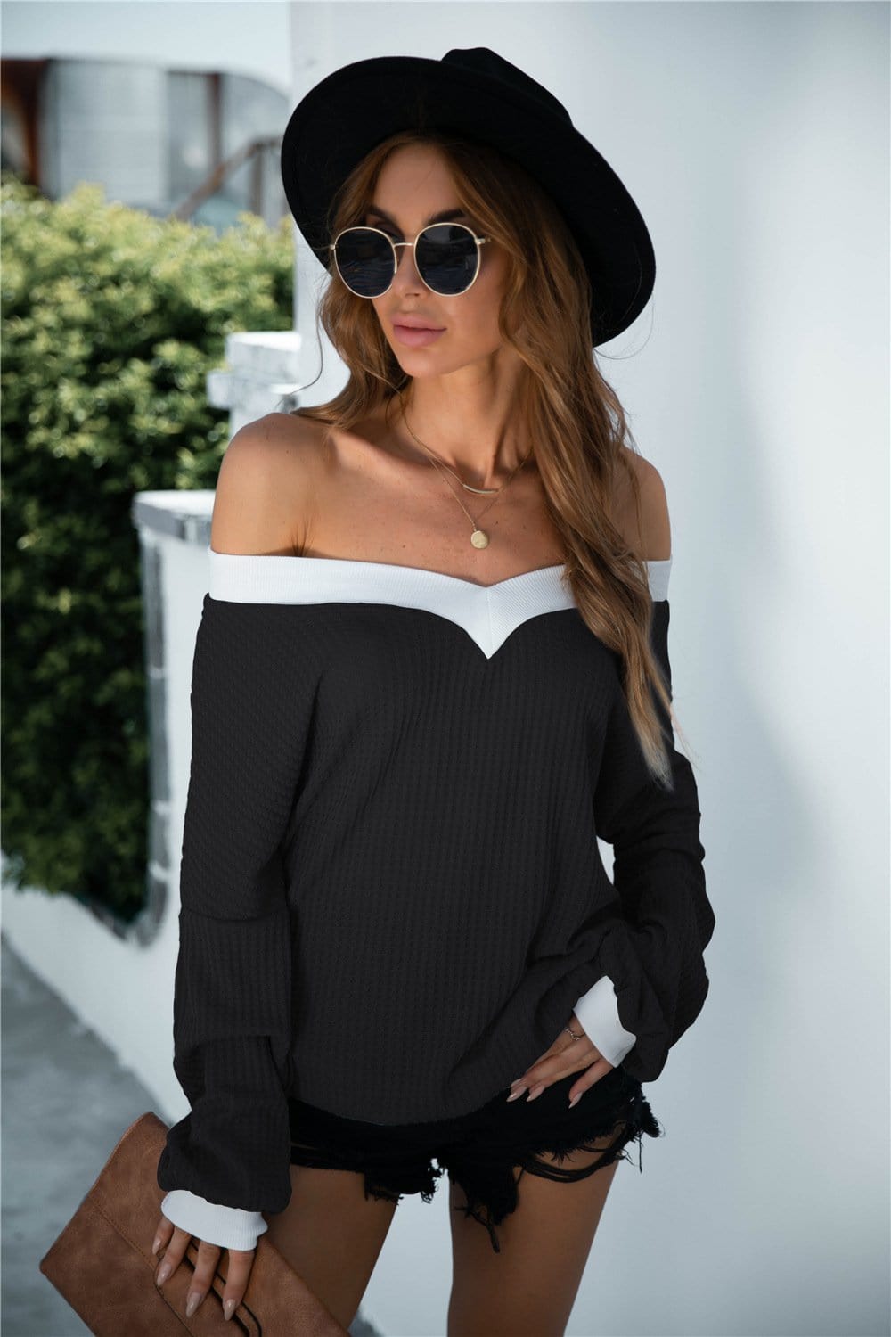 Jersey bicolor con hombros descubiertos