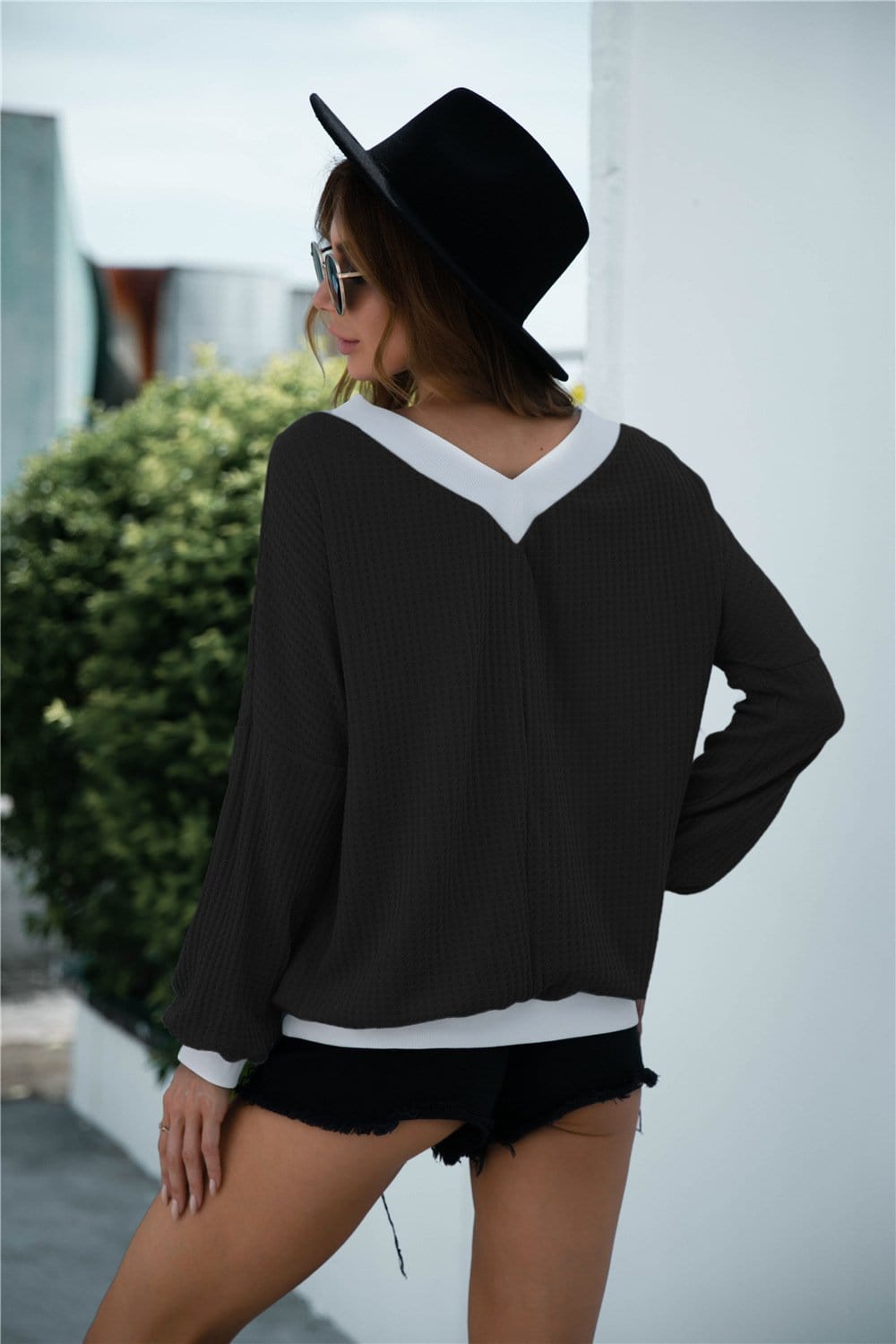 Jersey bicolor con hombros descubiertos