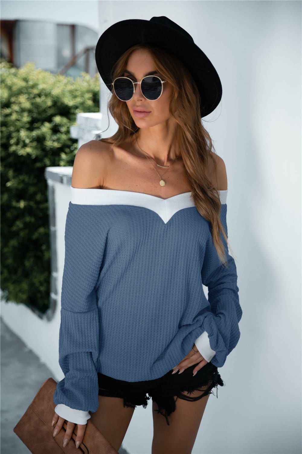 Jersey bicolor con hombros descubiertos