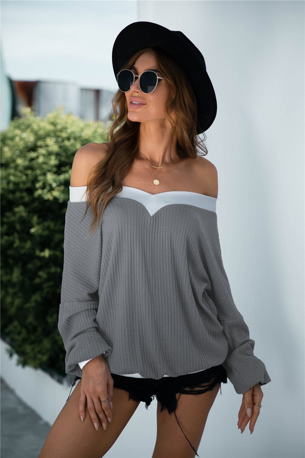 Jersey bicolor con hombros descubiertos