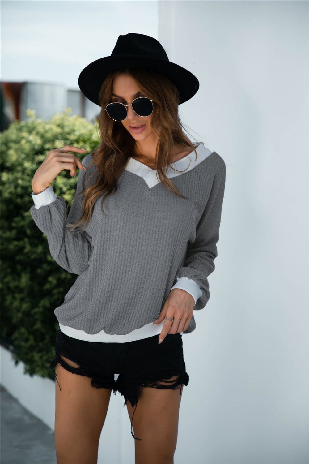 Jersey bicolor con hombros descubiertos