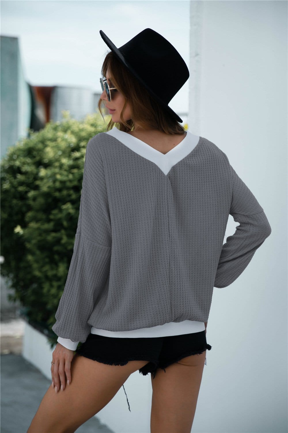 Jersey bicolor con hombros descubiertos