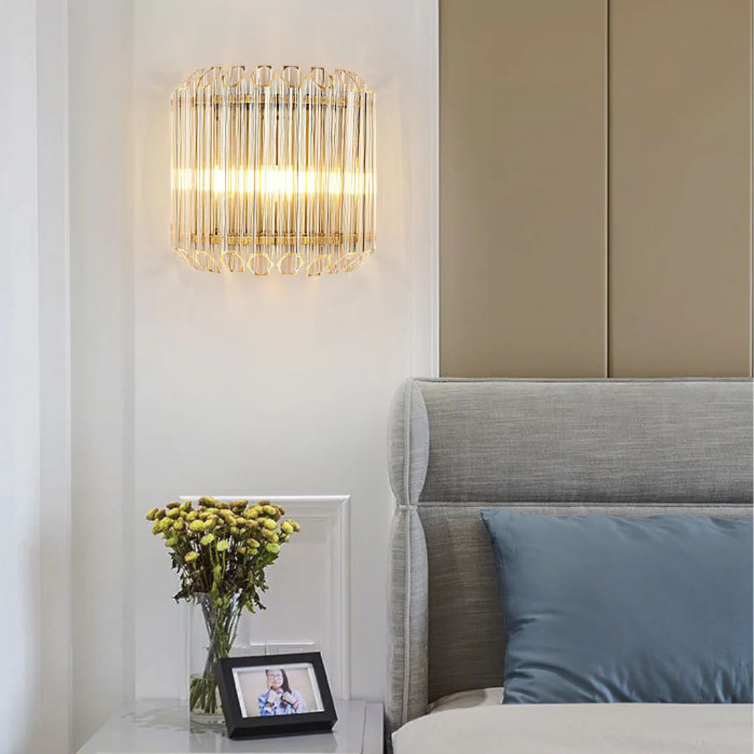 Aplique de pared moderno de latón con varillas de cristal
