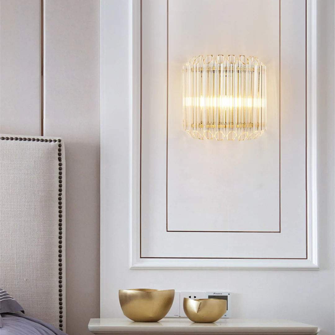 Aplique de pared moderno de latón con varillas de cristal