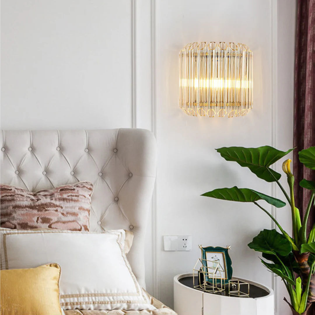 Aplique de pared moderno de latón con varillas de cristal