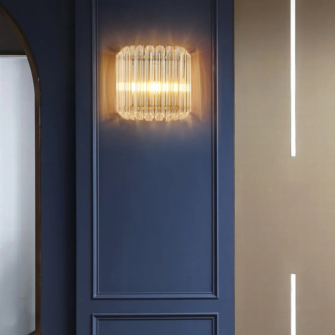 Aplique de pared moderno de latón con varillas de cristal