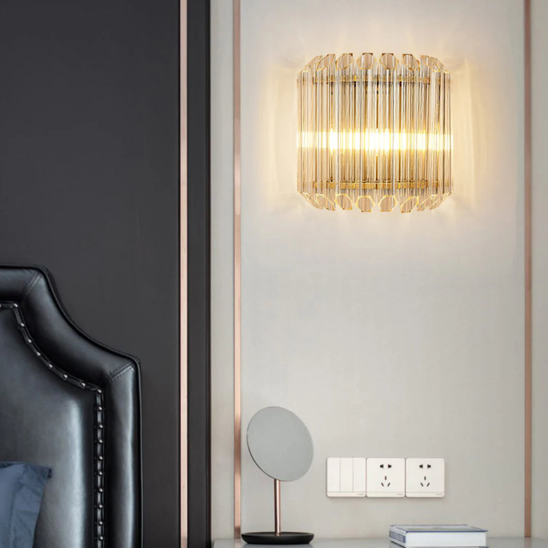 Aplique de pared moderno de latón con varillas de cristal