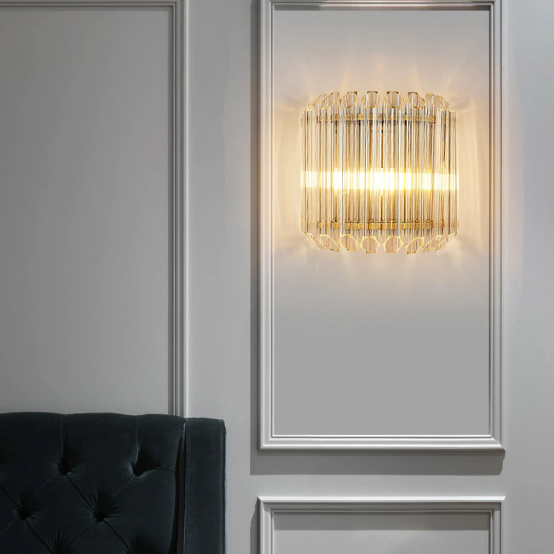 Aplique de pared moderno de latón con varillas de cristal