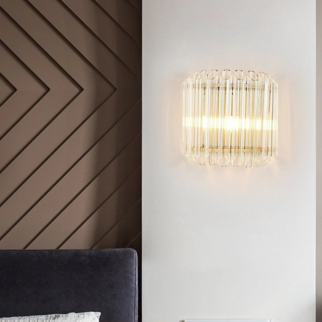 Aplique de pared moderno de latón con varillas de cristal