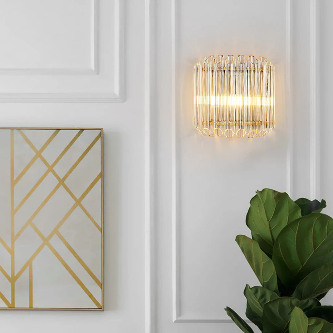 Aplique de pared moderno de latón con varillas de cristal