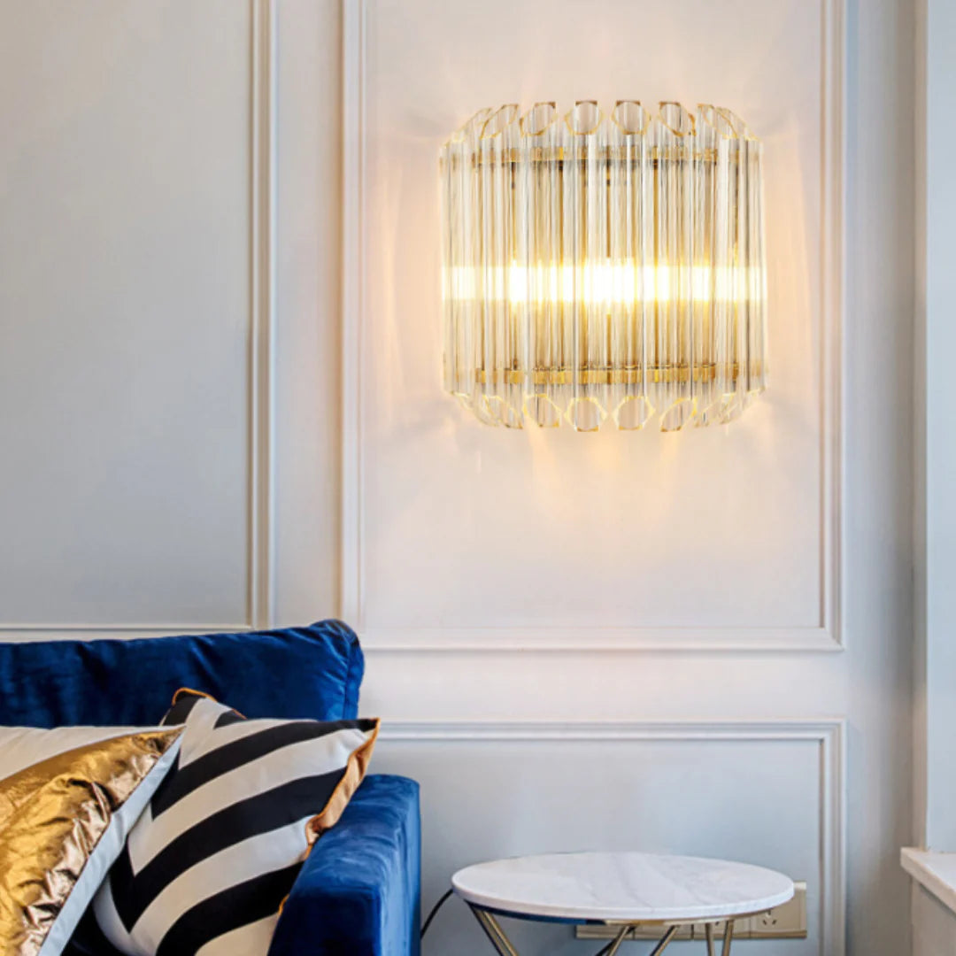 Aplique de pared moderno de latón con varillas de cristal