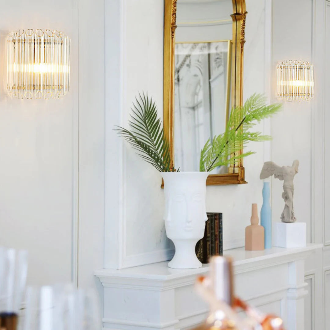 Aplique de pared moderno de latón con varillas de cristal