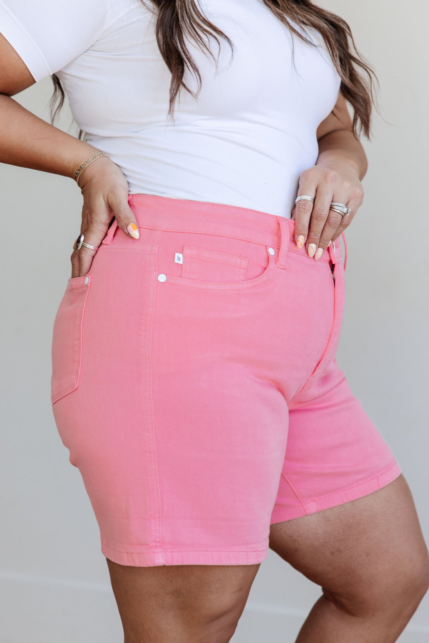 Pantalones cortos Jenna de tiro alto con control de abdomen y dobladillo en color rosa