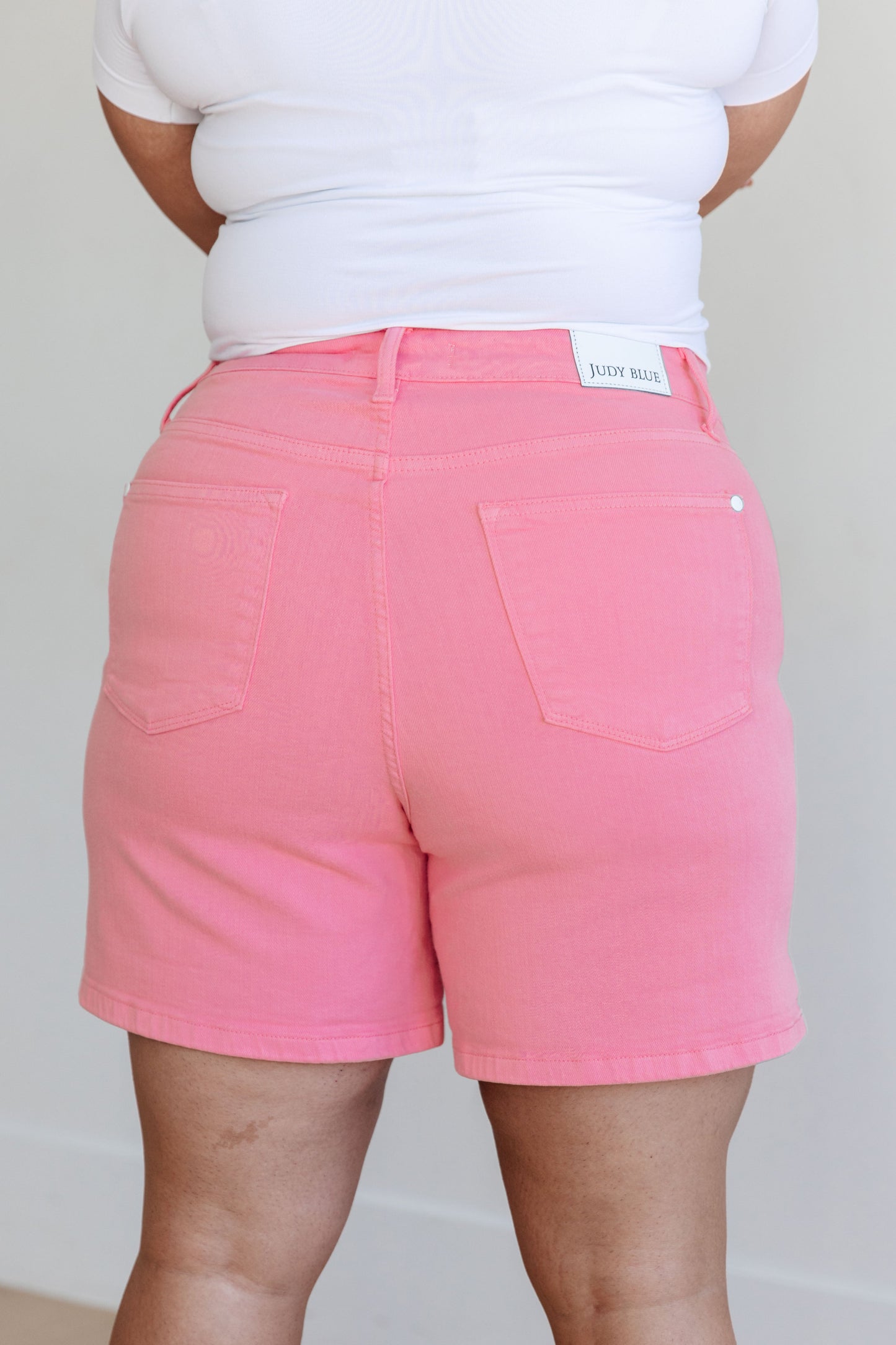 Pantalones cortos Jenna de tiro alto con control de abdomen y dobladillo en color rosa