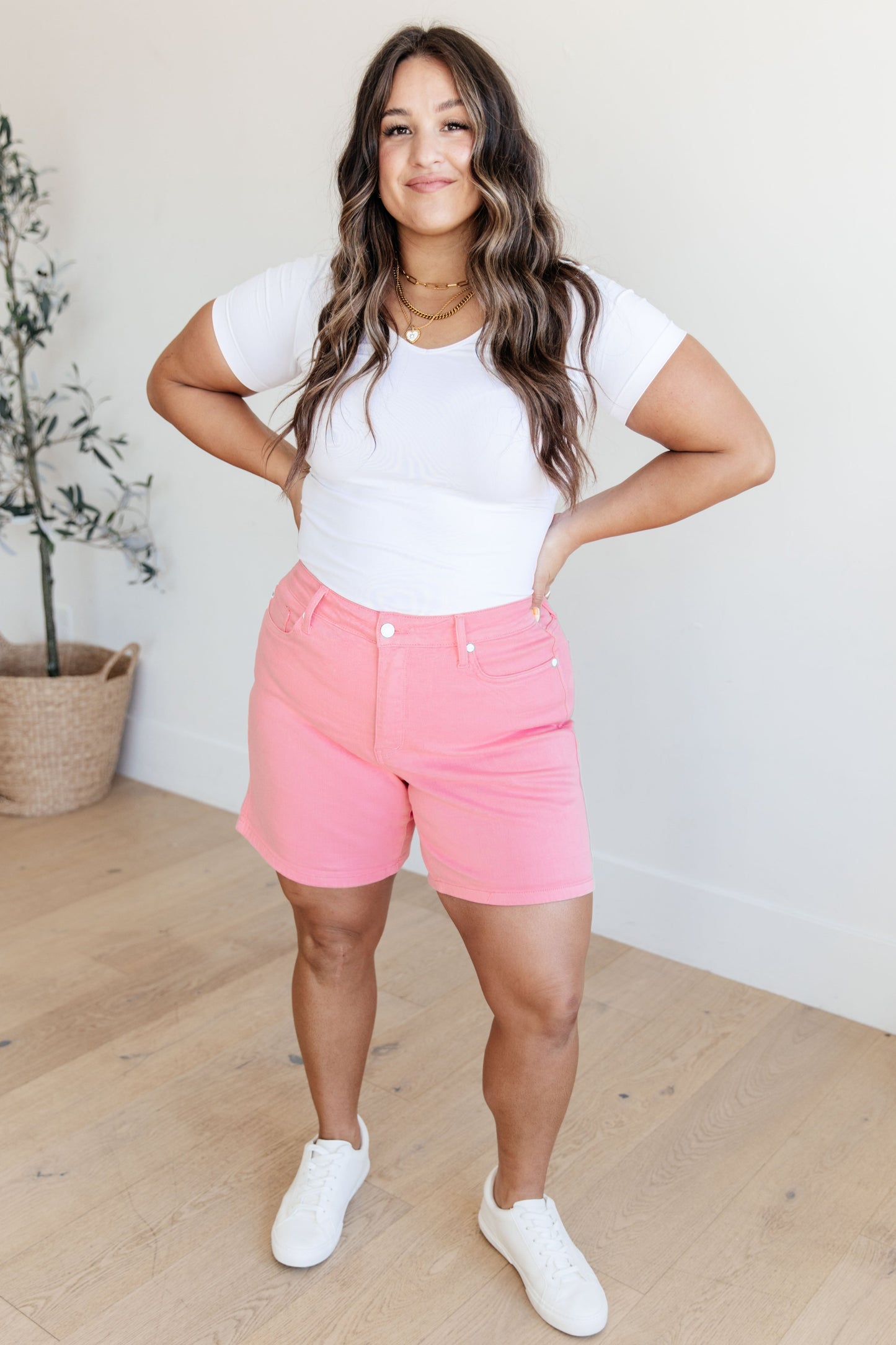 Pantalones cortos Jenna de tiro alto con control de abdomen y dobladillo en color rosa