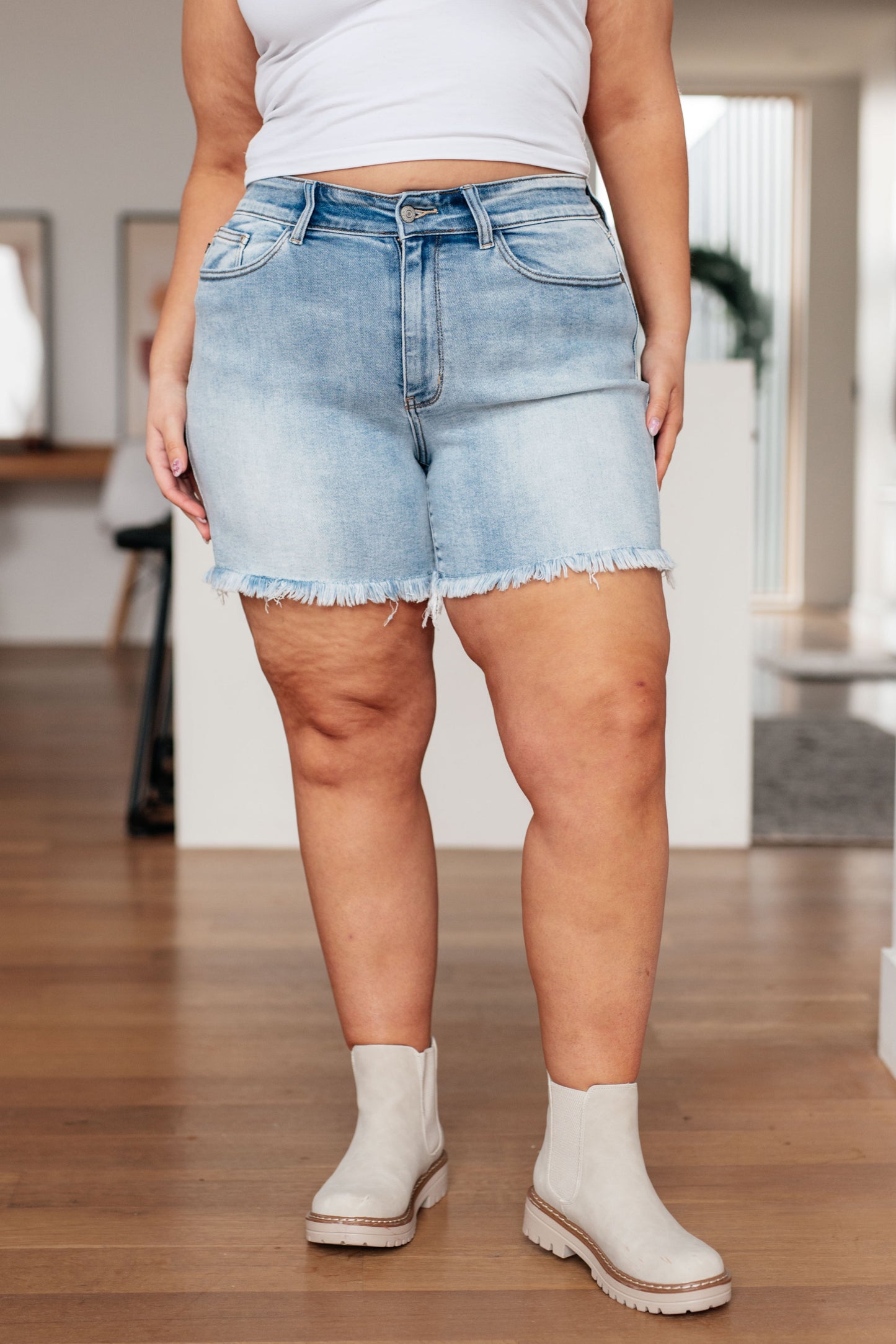 Shorts Jenny estilo Dad de talle alto con dobladillo sin rematar